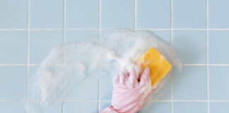 Господині розповіли, як легко відчистити шви між плиткою