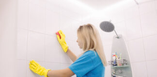 Покоївки поділилися способом, який допоможе відмити наліт із плитки у ванній