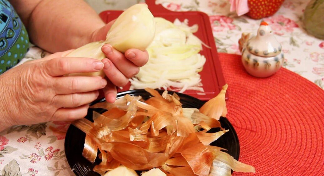 Спробувала новий спосіб різати цибулю – і вперше за 20 років не плакала: трюк з окропом на Новий рік 2026 