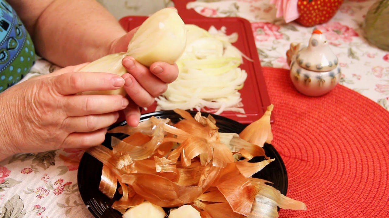 Господині розповіли, як нарізати цибулю без сліз