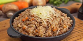 Кулінари назвали смачний рецепт гречки з сиром та грибами 