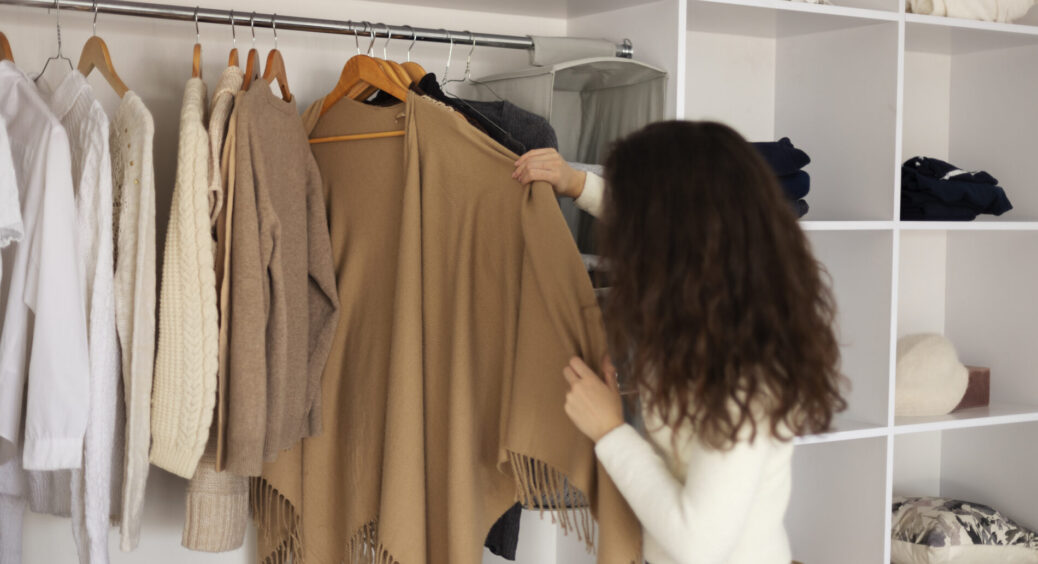 Тепер у шафі восени та взимку більше не пахне вогкістю – беру старі шкарпетки та кладу на полицю: 0 “хімози” 