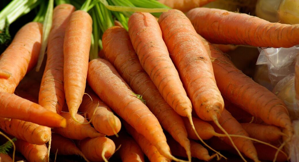 Просто жбурляю моркву в ящик у листопаді – і без мороки зберігаю коренеплоди аж до наступного літа: 0 гнилі 