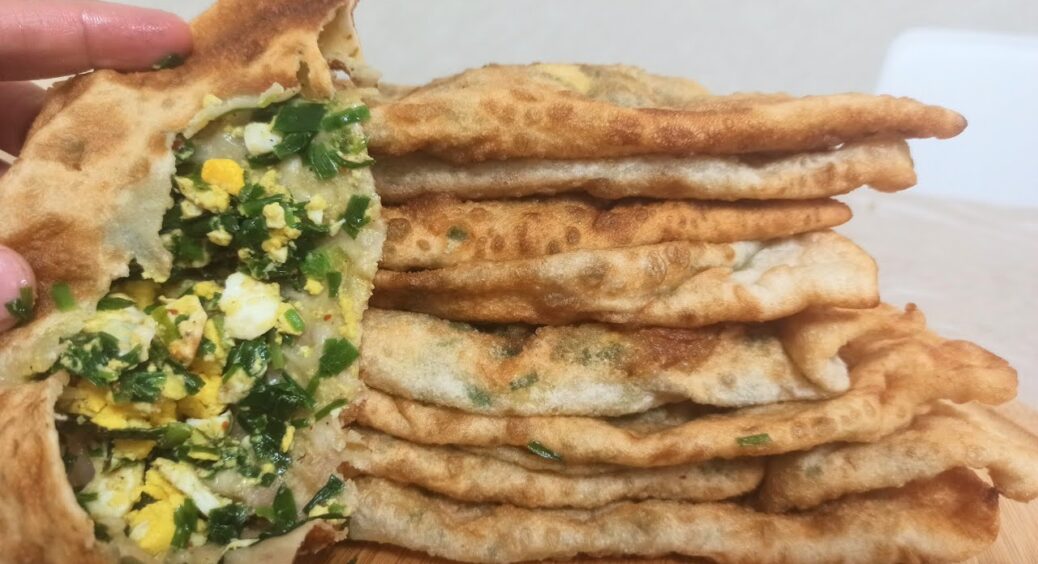 Найм’якше і найшвидше тісто для домашніх чебуреків з яйцем та зеленою цибулею – скоринка дуже хрустка 