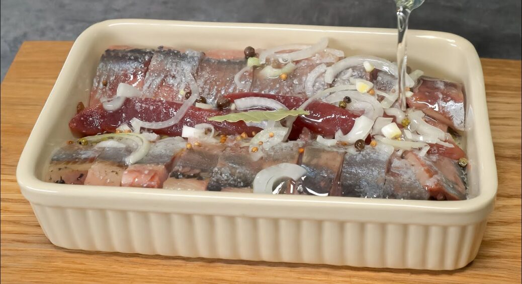 Готую оселедець за “дідовим методом”: Іван Андрійович не використовував ані сіль, ані оцет – смак на 100%! 