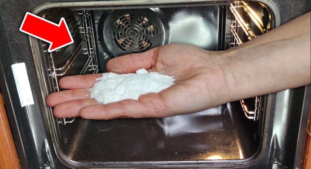 Бабуся-господиня навчила чистити духовку без світла та витрат: 1 жменя суміші – і жир відійшов за 5 хв 
