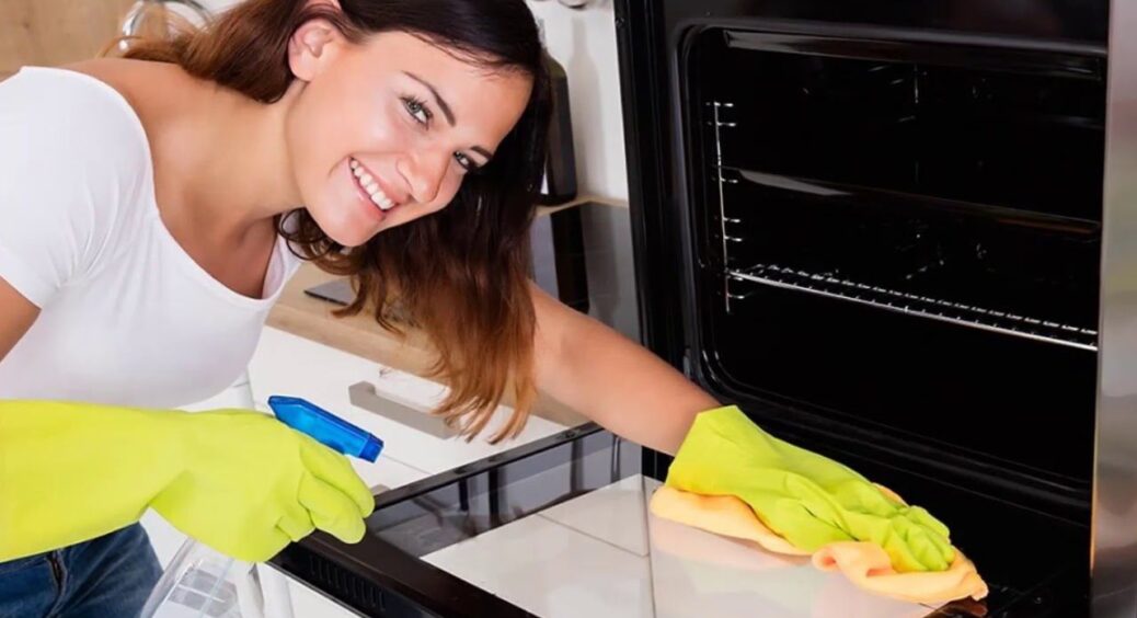 Змішала це з водою до “кашиці” й намазала на скло: через 3 хв жир стерла губкою – духовка сяє! 