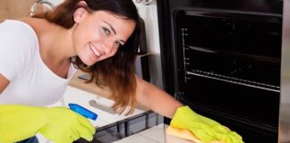 Господині розповіли швидкий спосіб очистити скло духовки від жирних плям