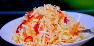 Кулінари розповіли, як приготувати капусту, квашену в розсолі з сіллю та цукром