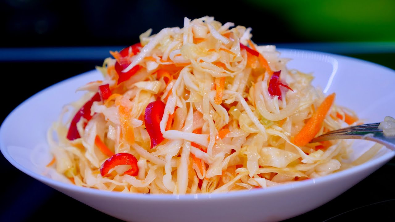 Кулінари розповіли, як приготувати капусту, квашену в розсолі з сіллю та цукром