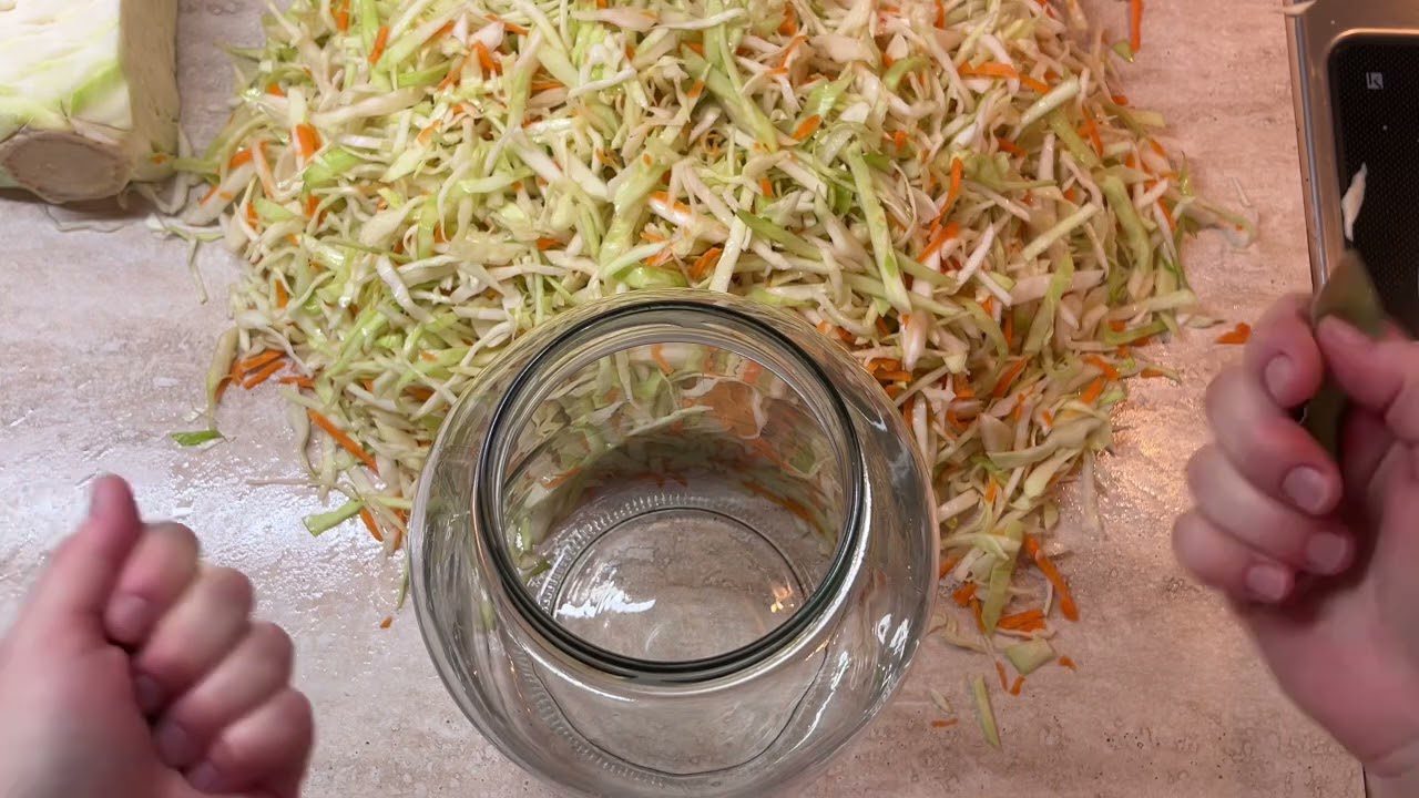 Кулінари розповіли, як приготувати капусту, квашену в розсолі з сіллю та цукром