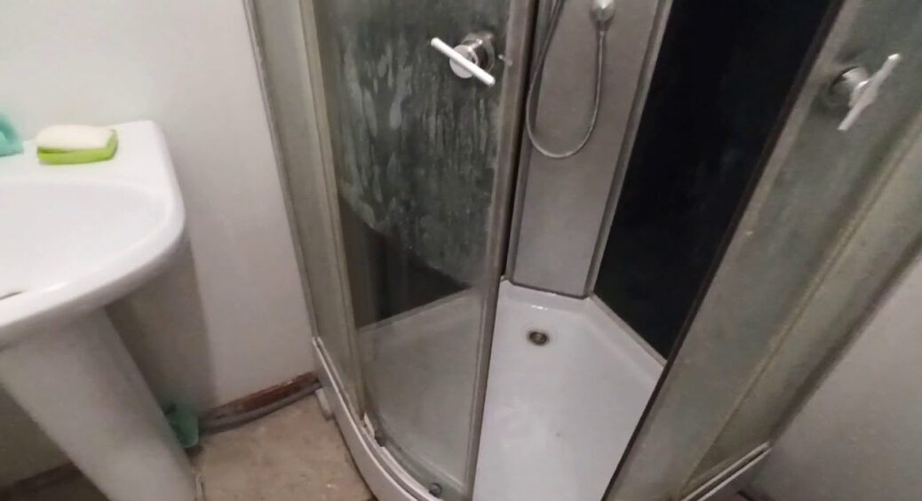 Моя душова кабіна сяє, як гірлянда: цей розчин “За 3 копійки” замінив дорогу хімію і клінінг 