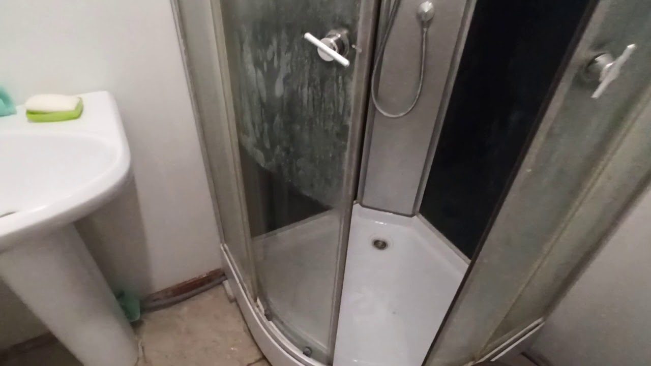 Господині розповіли, як почистити стінки душової кабіни без хімії