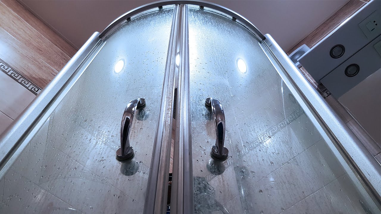 Покоївки поділилися незвичайними, але дієвими способами очищення душової кабіни