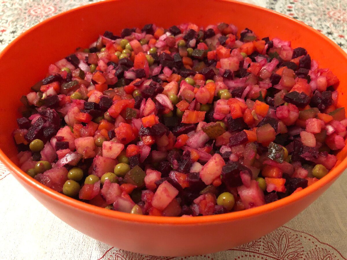 Кулінари розповіли, як приготувати вінегрет без горошку та цибулі для ніжнішого смаку