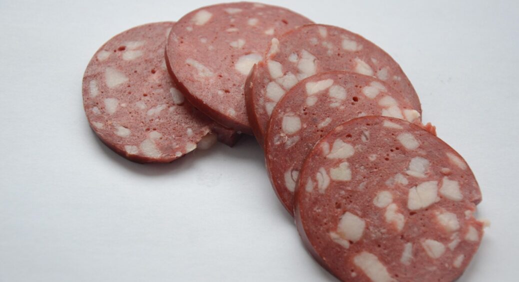 Побачили таку ковбасу – несіть на касу 3 палки: цей м’ясний продукт вважають найсмачнішим і найбезпечнішим 