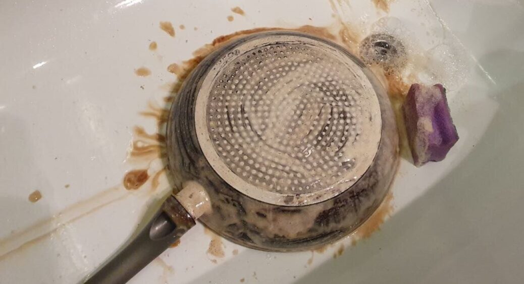 3 ложки – і сковорідка з товстим шаром нагару стала чистою: бабця смажила на ній 30 років, а я все очистила 