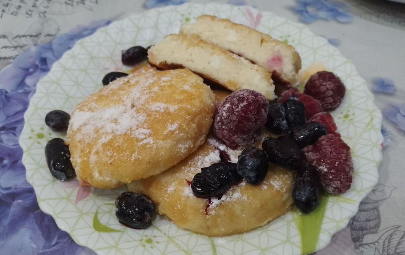 Як приготувати сирники на сніданок без олії