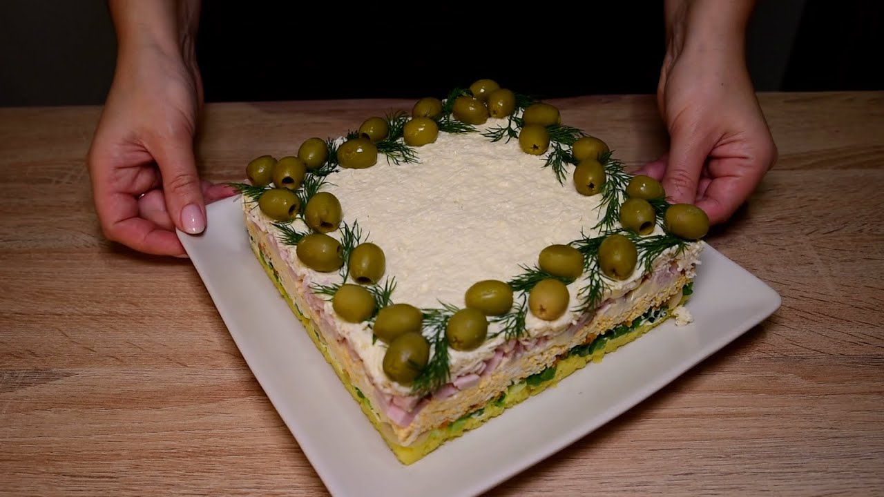 Кулінари поділилися простим рецептом дуже смачного новорічного салату із шинкою