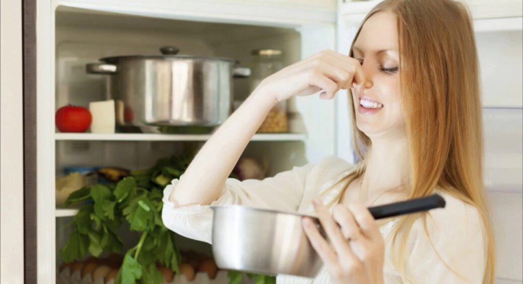 Холодильник більше не мию: ставлю в куток 1 склянку “50 на 50” – і навіть стійкий запах риби зникає 