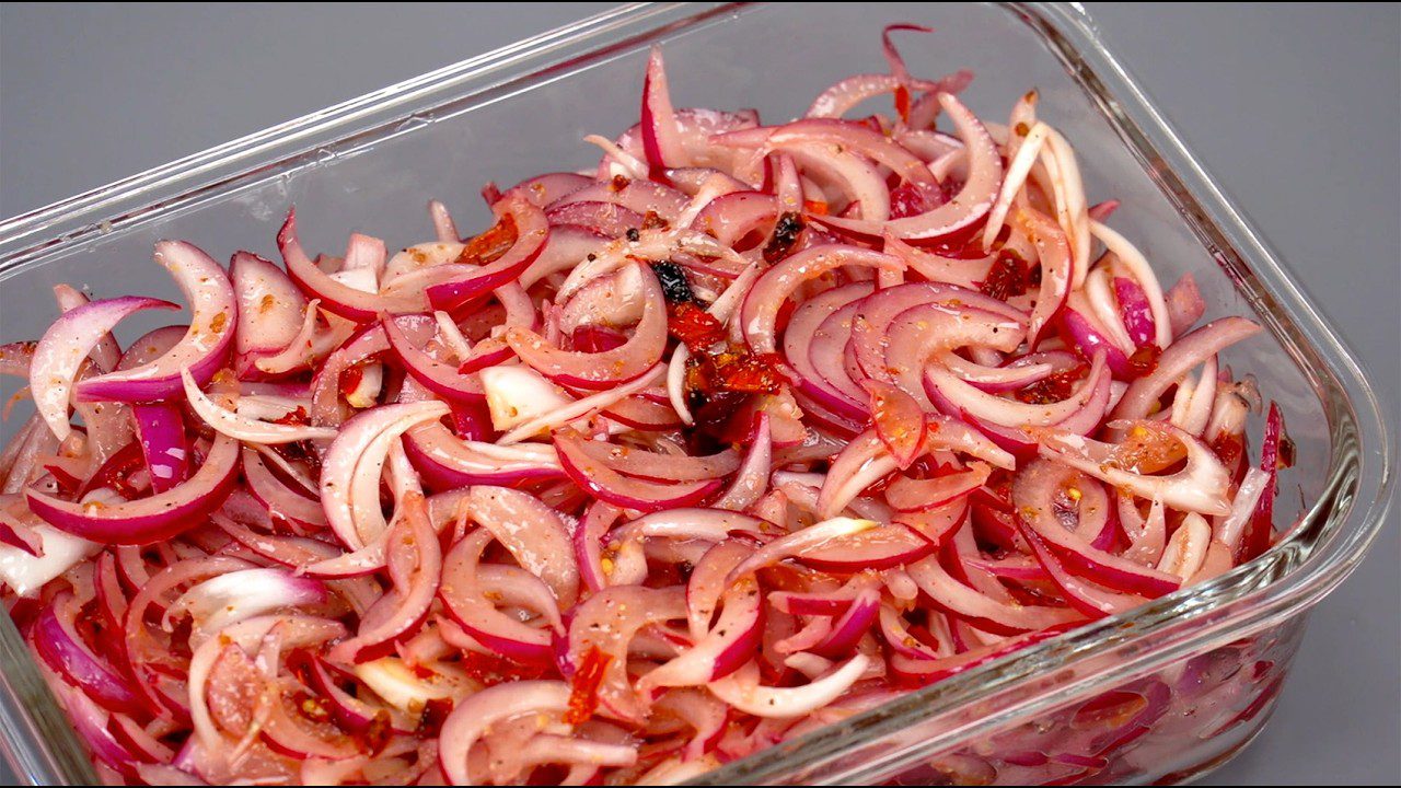 Кулінари розповіли, як приготувати дуже смачну мариновану цибулю з куркумою