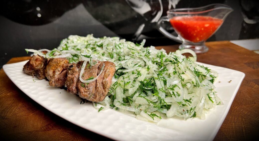 Мариную цибулю по особливому рецепту: готується вона за 10 хвилин, а вистачає на всі 7 днів – справжній хіт 