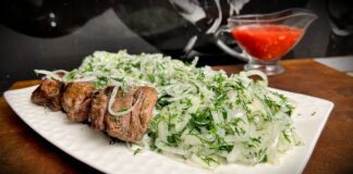 Кулінари розповіли, як приготувати дуже смачну мариновану цибулю з куркумою