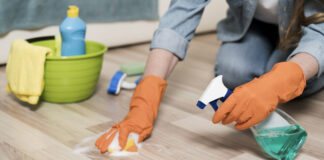 Фахівці розповіли, що додати у воду при митті підлоги, щоб пил не осідав тижнями
