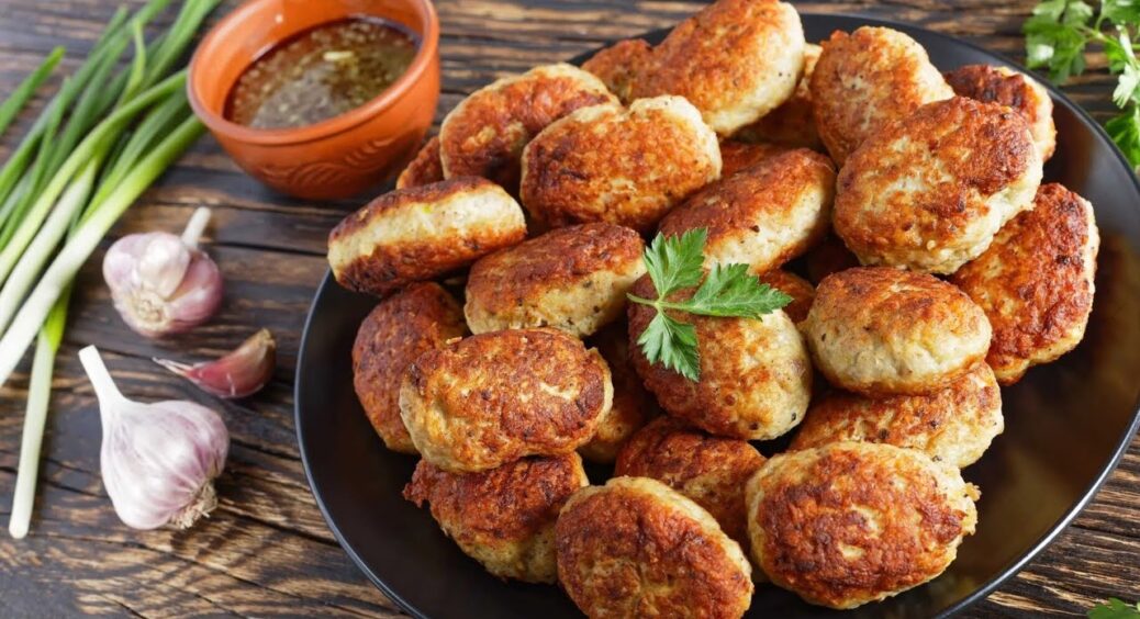 Знайшла в маминому зошиті рецепт “Брежнєвських котлет”: 8 продуктів, а смак – прямо з дитинства 