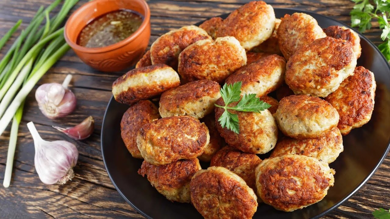 Кулінари поділилися рецептом котлет із курячого та свинячого фаршу з травами