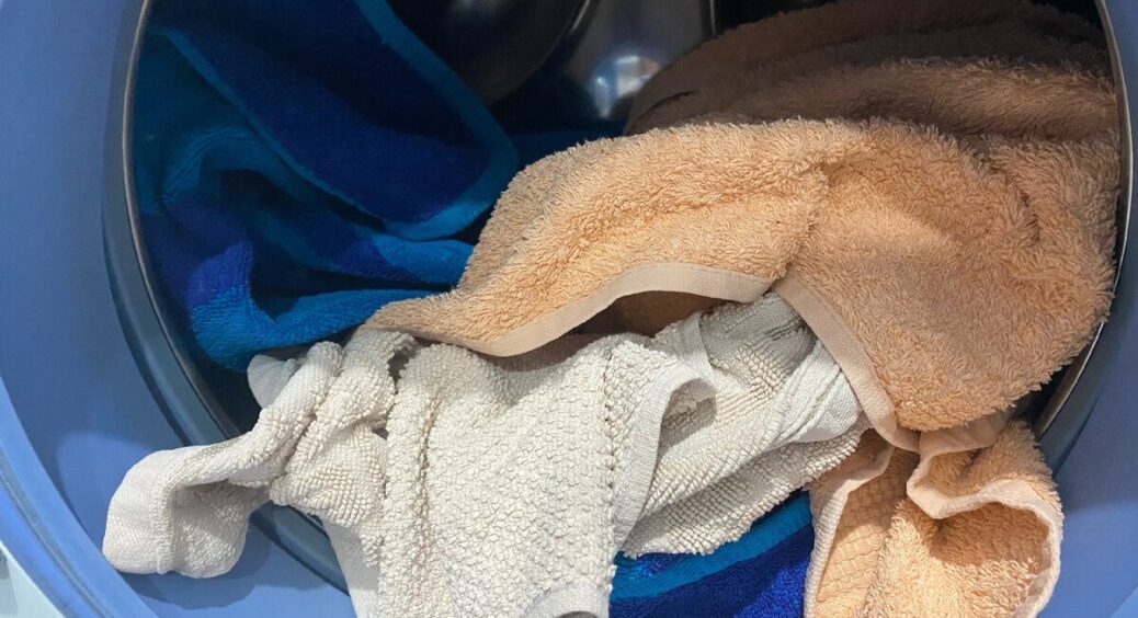 Секрет старої лаборантки: прання без “хлорки”, мила й порошку. Все ідеально біле, навіть затоптані шкарпетки 