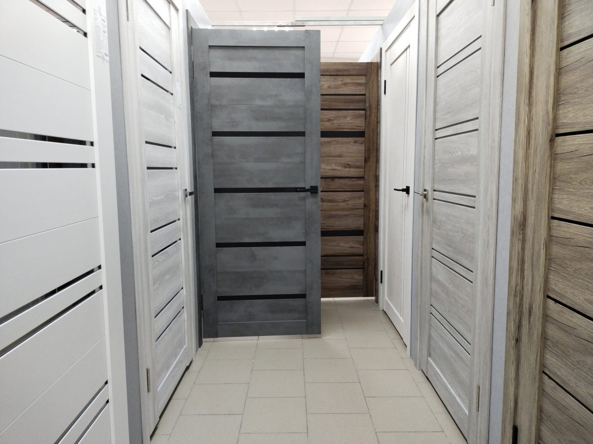 Господарі розповіли, як швидко полагодити петлі на дверях, які скриплять 