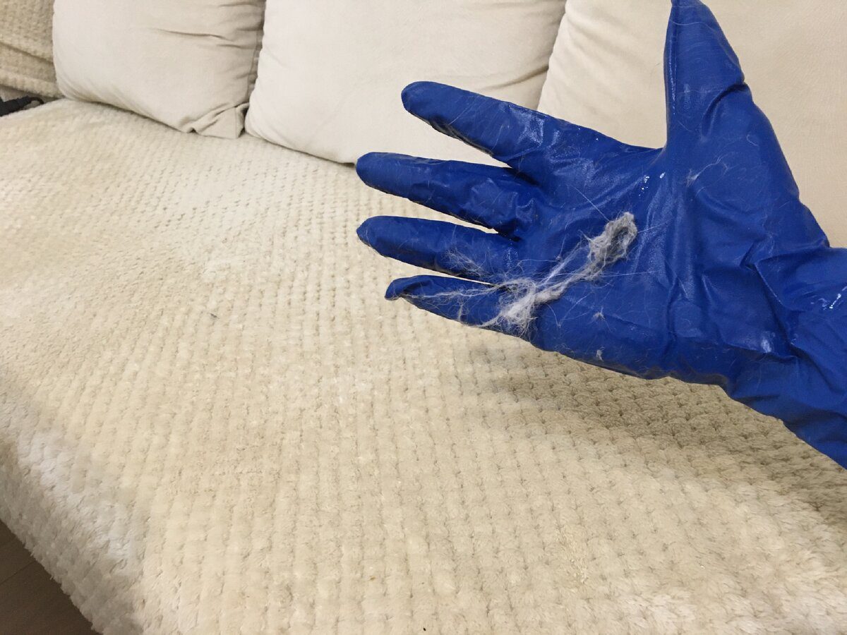 Експерти пояснили, який лайфхак допоможе очистити старий і засмальцьований диван від бруду