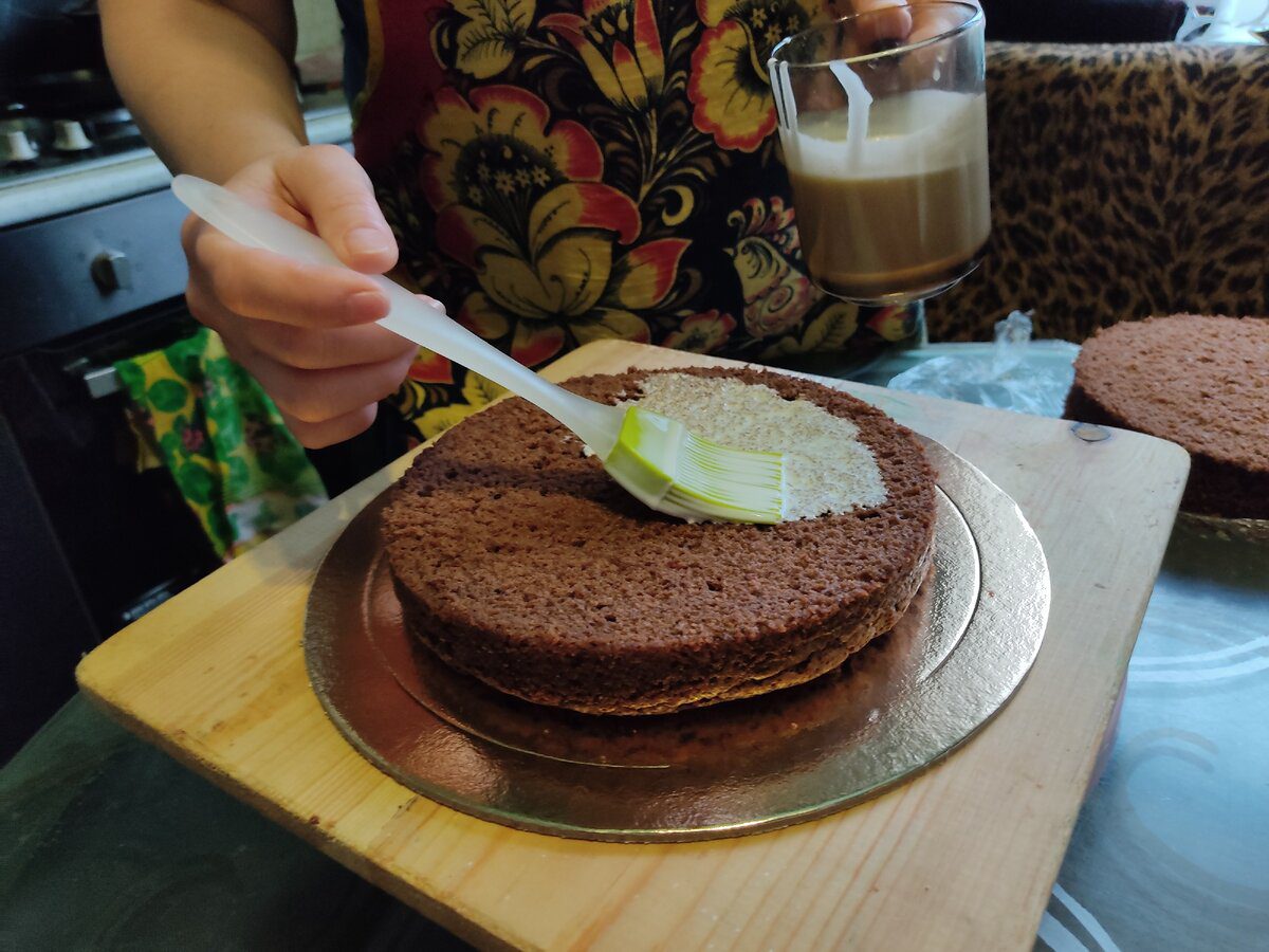 Кондитери розповіли, що робити, якщо бісквіт не пропікається зсередини – причини та рішення