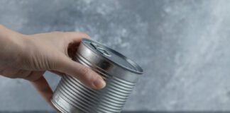 Городники пояснили, для чого вішають жерстяні банки на дерева 