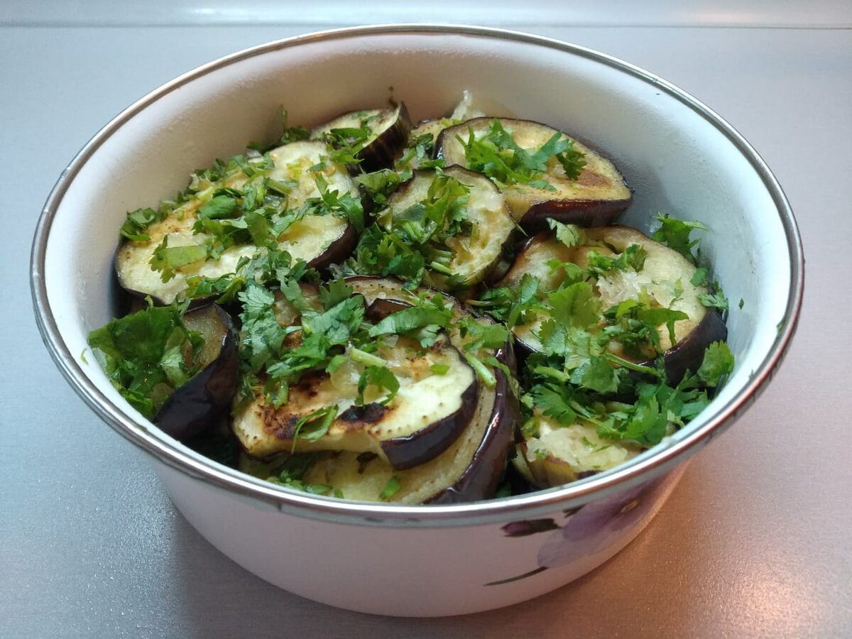 Господині поділились рецептом маринованих баклажанів з огірками – це дуже смачно та ситно