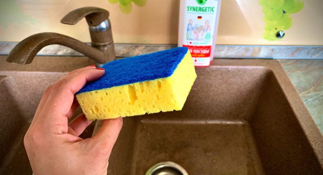 Кухонна губка “смердить” вже на 2 день? Так, знайома історія: щодня роблю 1 трюк — і вона наче нова 