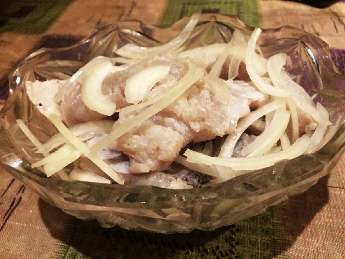 Кулінари розповіли, як приготувати смачну та насичену мариновану рибу без використання оцту