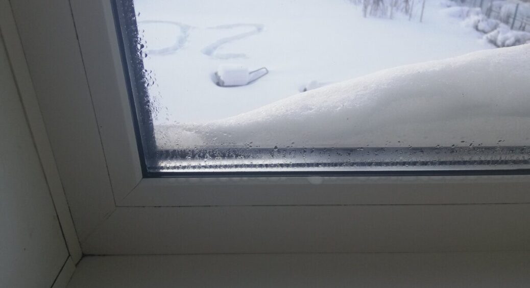 Тримаю поруч із вікном 1 баночку з крупою – конденсат зникає за ніч. Простіше не буває, а працює на всі 100 