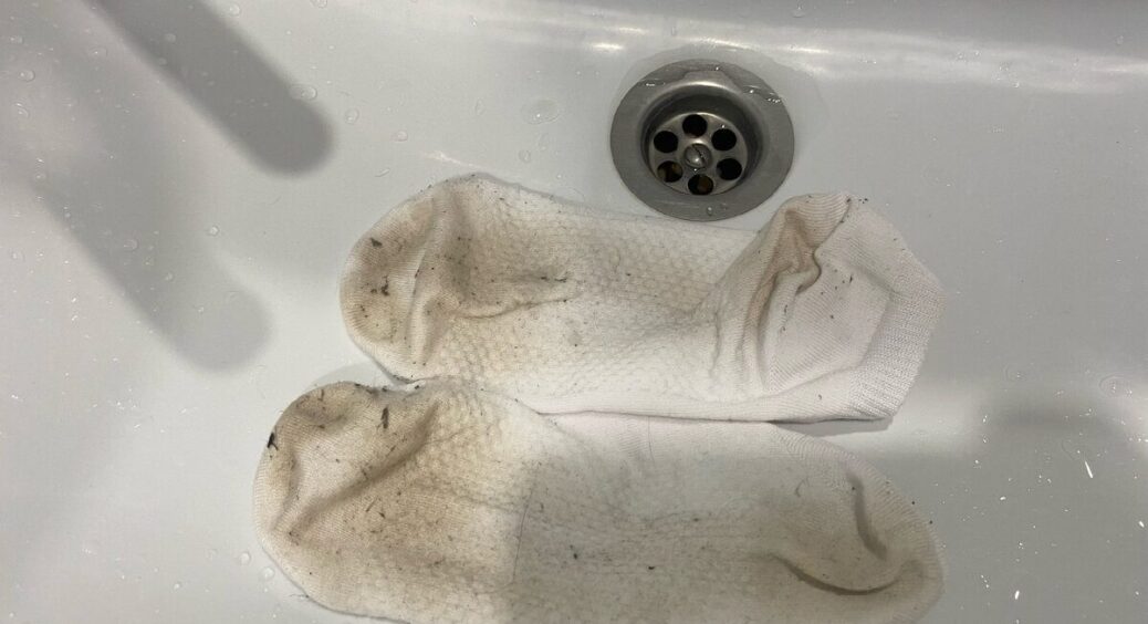 Білі шкарпетки стали сліпучо білосніжними після цього “трюку”: 4 інгредієнти в кипʼяток, і на ніч залишити 