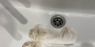 Господині розповіли, як за одну ніч ідеально відбілити шкарпетки без тертя 