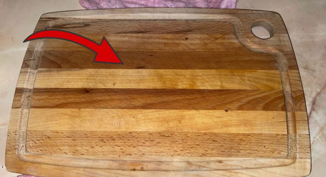 Кухонна дошка більше не чорніє і не смердить: посипала на ніч “тим самим порошком” – і залишила на 10 годин 