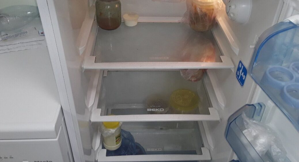 У холодильнику стало більше місця: прибрала 5 речей, які даремно займають полицю й псують весь запах 