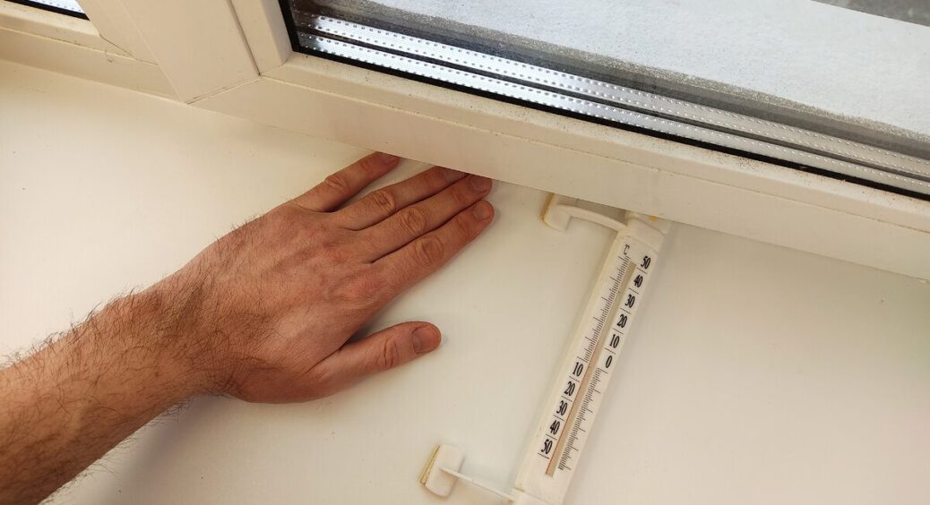 З вікон більше не “тягне” холодом: 1 копійчаний засіб зробив дива, яких я навіть не очікувала 