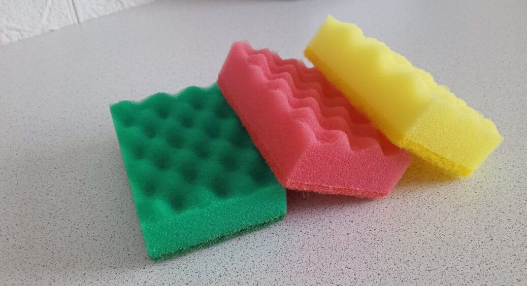 Губка для посуду служить у 3 рази довше і не пахне: дезінфікую її так 1 хвилину – всі бактерії гинуть 