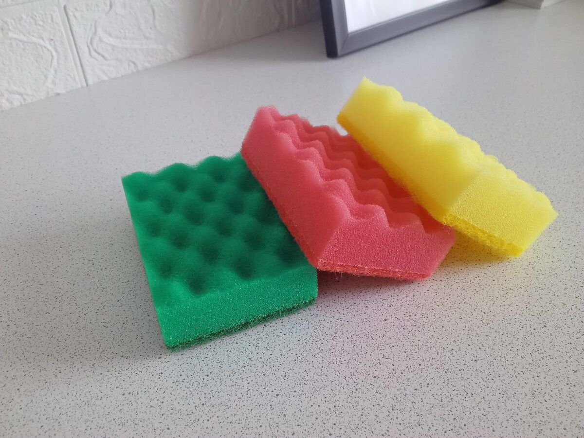 Експерти пояснили, чому губки для миття посуду різнокольорові та як їх правильно використовувати