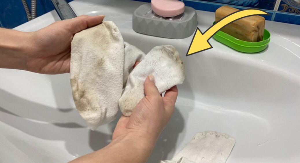 Більше не варю старі шкарпетки по 2 години: додаю 2 ст. ложки в мисочку – і вони стають біліші за крейду 