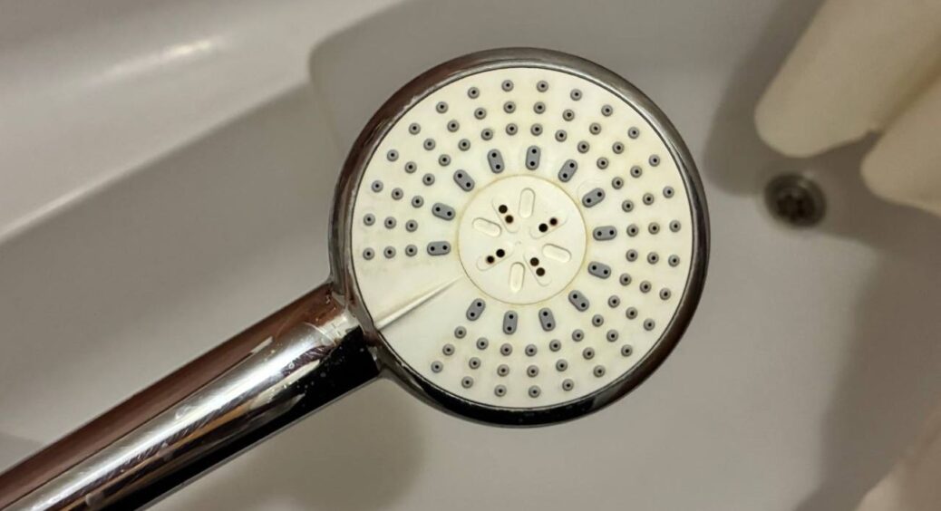 25 г у воду – і душова лійка “збиває” напором: якщо з крана ледве крапає, цей “тонкий” лайфхак – для вас 
