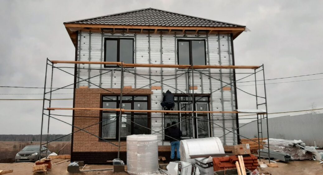 Ці 2 помилки під час утеплення фасаду забирають гроші і не дають тепло: як “зігріти” стіни правильно? 