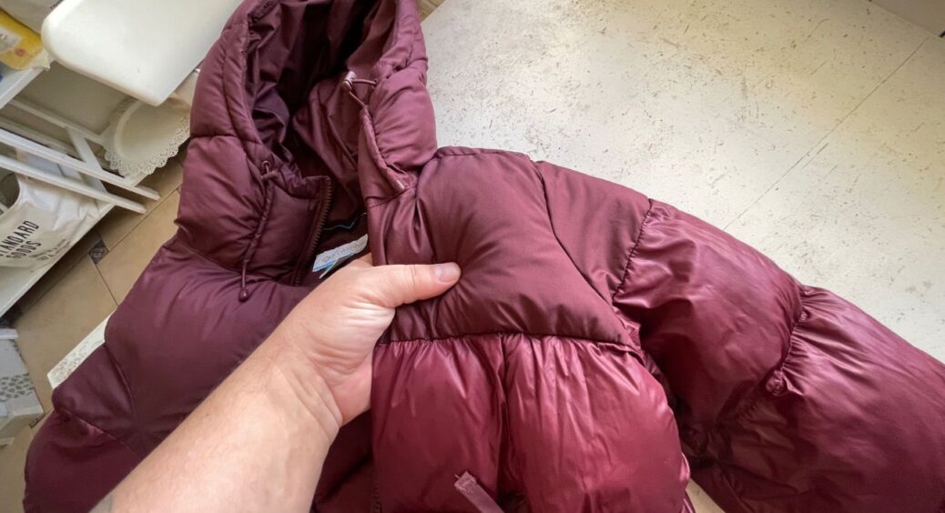 Стара пляма з пуховика “випарувалася” за 5 хвилин – зекономила на хімчистці 1800 грн завдяки цьому трюку 